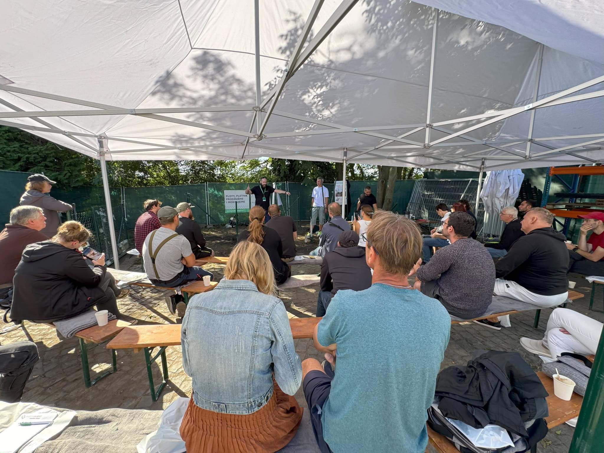 Ukazka stavby plotu Praha